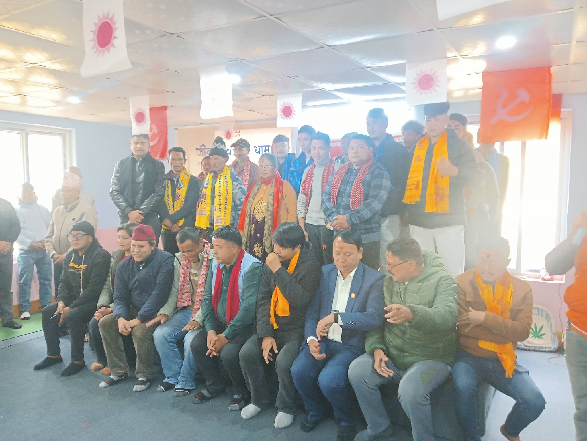 जेनजी युवा र अन्य पार्टीबाट गरी ३२ जना एमालेमा प्रवेश 